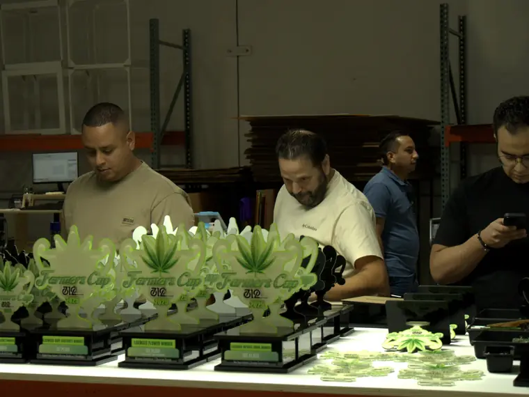 Trofeos de acrílico iluminados en producción