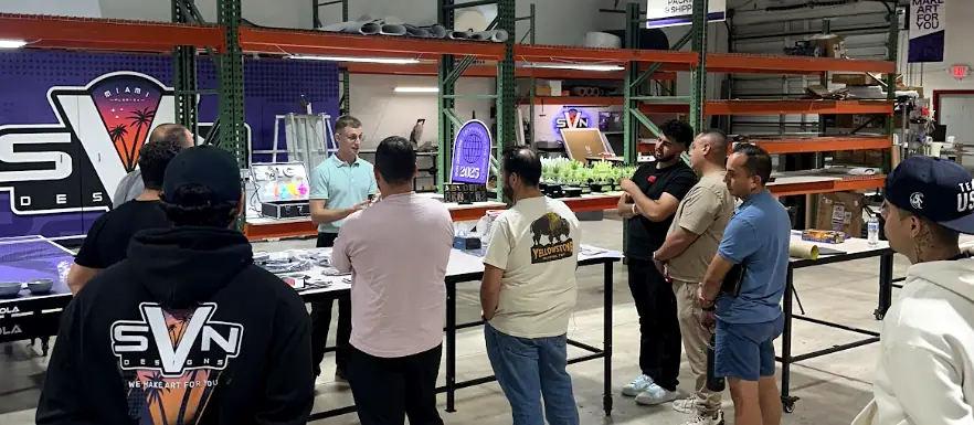 El grupo completo en la planta de SVN Designs