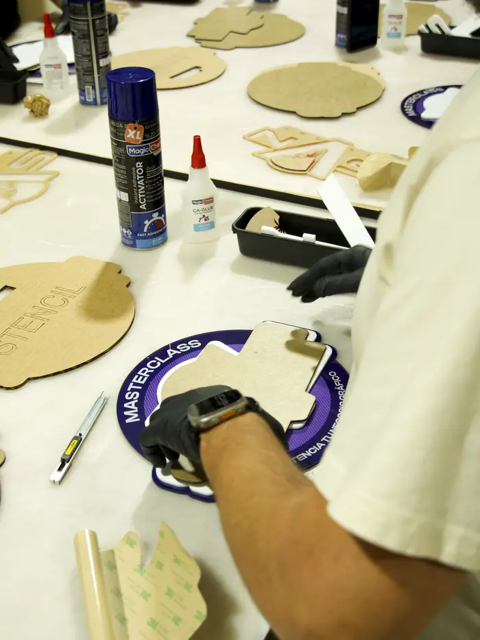 Preparación de piezas sobre la mesa de trabajo